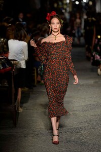 26-dolce-and-gabbana-alta-moda-2016.thumb.jpg.3d12c2e33c96d2c24a6d498f934b9ffb.jpg