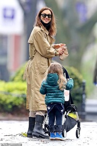 28092750-8294777-Fresh_air_Irina_Shayk_and_her_daughter_Lea_hit_the_streets_of_NY-a-7_1588809309259.jpg