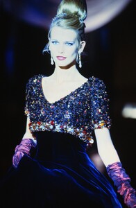 282978635_dior-hc-fw-1995(15).thumb.jpg.61ac7b408585302068b7bc91a308d53d.jpg