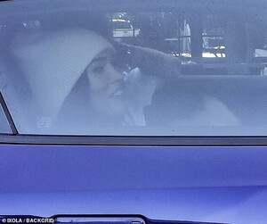 28474890-8326767-Out_and_about_Megan_Fox_was_seen_grabbing_takeout_in_Calabasas_t-a-80_1589694753971.jpg