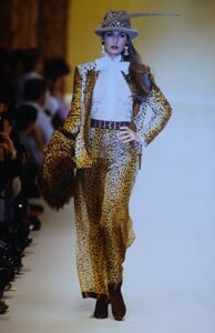 299359015_valentino-fw-1993(14).thumb.jpg.183e01f51d0015f1528c5099dea43489.jpg