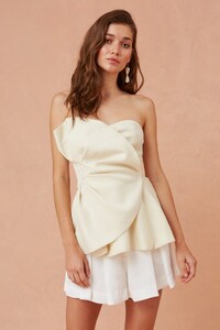 302001013_be_free_top_102-creme_302001069_breakaway_short_741-vanilla_g_0058_1024x1024.thumb.jpg.d859fa66fd8d218127f22a96830f1aa6.jpg