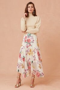 302001024_said_it_knit_top_102-creme_302001120-1_about_us_midi_skirt_105-creme_botanic_floral_nh_0339_1024x1024.thumb.jpg.d7f5c359db91b172fc630c0f43d0772e.jpg