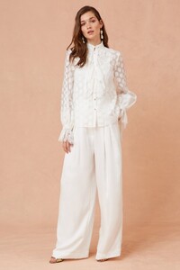 302001134_wildfire_top_832-ivory_302001122_breakaway_pant_741-vanilla_nh_0119-edit_1024x1024.thumb.jpg.c445763ef18f41867023c15c0b356d3b.jpg