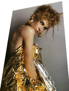 VogueParis_Abril2005_phIVLamsweerde&VMatadin_ErinWasson_01.jpg