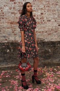 4-michael-kors-collection-new-york-pre-fall-19.thumb.jpg.d914f6b6c8eb95d768ff9ef5587edae5.jpg