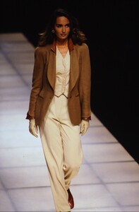 416285771_armani-fw-1992(10).thumb.jpg.7176657d09f428f4ad4cc3b7470094c4.jpg