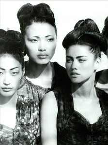 ARCHIVIO - Vogue Italia (February 2001) - Variations on Kaki - 005.jpg
