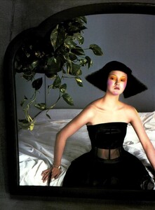 ARCHIVIO - Vogue Italia (March 1999) - Mirror Mirror on the Wall - 003.jpg