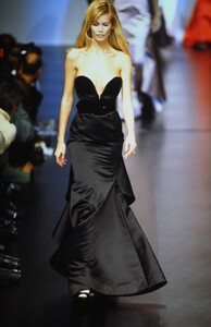 45156834_valentino-fw-1995(78).thumb.jpg.392b17ecd483b1a03b79a1e6a10060b1.jpg