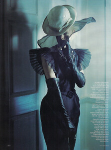 Vogue UK (October 2009) - The Lady Who Fell To Earth - 013.jpg