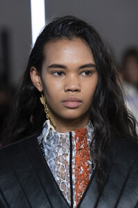 533808612_GiambattistaValliFall2019DetailsFGqqEa9MButx.thumb.jpg.a0d4046045e1cdfdff97ab7076604582.jpg