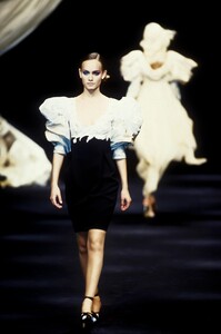 601072909_ChristianDior1994HauteCouture138.thumb.jpg.ce2c1b993ec4f7991b9b1e2adc91de9e.jpg