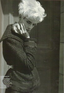 Vogue UK (August 2008) - The Angel Of The North - 002.jpg