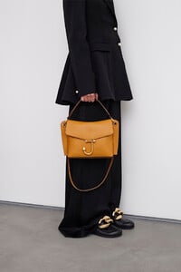 61062096-5bd7-4d49-9afd-4f1eff66b99d_13-jw-anderson-prefall-lb-s08-0011.jpg