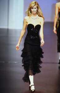 61536852_valentino-fw-1995(43).thumb.jpg.357c57e5b19a4317ef3ba379d5dc56e4.jpg