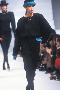 650485576_KarlLagerfeld1984WomenRTW34.thumb.jpg.fc30c98b065f871a5acab1a138fb5b29.jpg