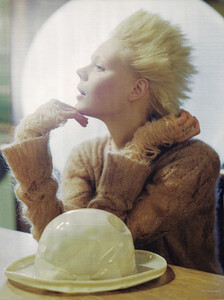 Vogue UK (October 2009) - The Lady Who Fell To Earth - 003.jpg