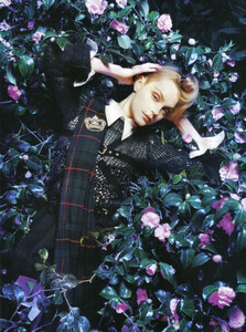 Vogue Italia (November 2008) - The Enchanted Garden - 006.jpg