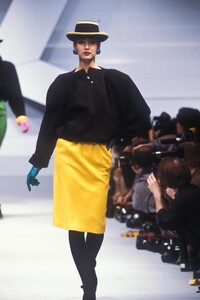 709211481_KarlLagerfeld1984WomenRTW43.thumb.jpg.1c6d9b11d384dc86c2c329bdc25063a3.jpg