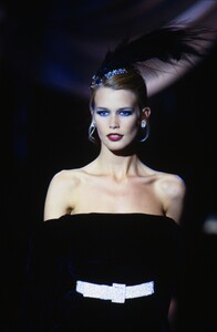 738958776_dior-hc-fw-1995(7).thumb.jpg.3d9de368c923ca8c306e4b6aad890afb.jpg