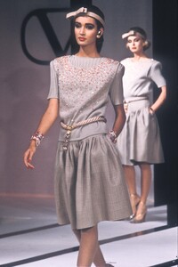 775739513_Valentino1984WomenRTW17.thumb.jpg.6b216c8ad4b32f50450e5d52afeef76a.jpg