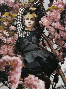 Vogue Italia (November 2008) - The Enchanted Garden - 003.jpg