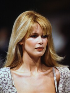 828999896_claudia-schiffer(8).thumb.jpg.53f8c3227e2831db5a5689bec72144c3.jpg