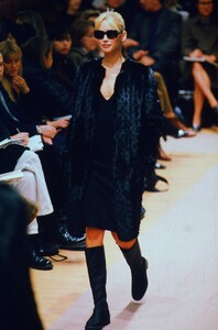 835631768_fendi-fw-1996-1(2).thumb.jpg.143e5d0e8e7933d949058fa1c3ed1795.jpg