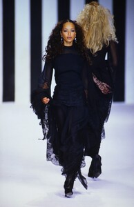 843086308_valentino-fw-1994(4).thumb.jpg.cc0c7afdcb5e2f0b91e25652a2783b01.jpg