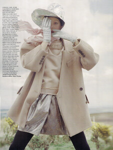 Vogue UK (October 2009) - The Lady Who Fell To Earth - 002.jpg