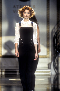 860666923_GianniVersace1994HauteCouture8.thumb.jpg.bb2d8639aac650d71f6476b7f3f42fc6.jpg