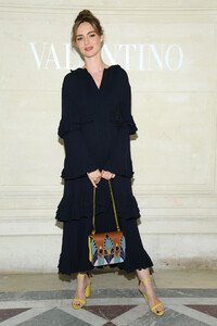 Louise+Bourgoin+Valentino+Front+Row+Paris+M9ezLZMevMqx.jpg