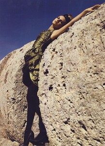 Harper's Bazaar US (August 2006) - The Shape of Things - 003.jpg