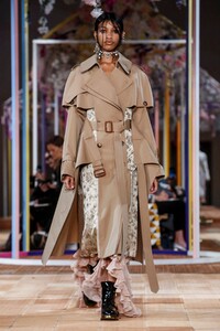 Alexander-McQueen-RTW-SS18-Paris-9627-1506975541.thumb.jpg.93981300fe43ea2e8ebda6dd1ba6fbfa.jpg