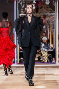 Alexander-McQueen-RTW-SS18-Paris-9873-1506975946.thumb.jpg.10488f56fb1a1cefb9c6eae751bf2aa5.jpg