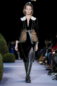 Altuzarra-RTW-FW17-New-York-3240-1486931302.thumb.jpg.bc78b1cee1da7ae544416ba9b41662c2.jpg