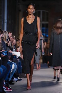 Altuzarra-RTW-SS18-Paris-8189-1506796582.thumb.jpg.8efe017fab28853643711c24d57255fe.jpg