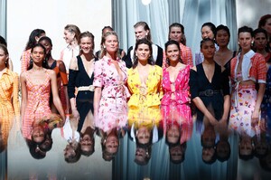 Altuzarra-RTW-SS19-Paris-33515-1538222975.thumb.jpg.3d919a27c55f779973cb91d8ed2bf0a2.jpg
