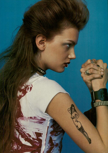 American_Pie_Meisel_Vogue_Italia_May_2004_05.thumb.png.e6440c3f2ebd42b8e4b67fac0f96681d.png