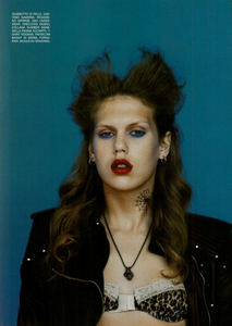 American_Pie_Meisel_Vogue_Italia_May_2004_09.thumb.png.d29feaf3dffc20c9ef903a9c9860f34b.png