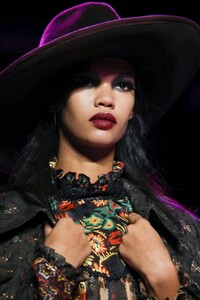 Anna-Sui-RTW-FW20-New-York-5076-1581356484.thumb.jpg.4173209f12149d8a08c31fcdba6456b1.jpg