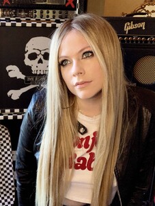 Avril-Lavigne---Nylon-Magazine-2020-01.jpg