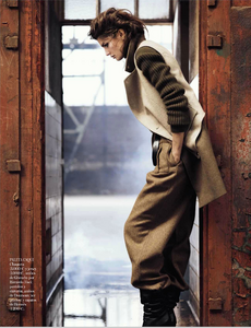 Bailey_Vogue_Spain_October_2012_04.thumb.png.3ccdeff09fb223cb4bf778793da09f77.png