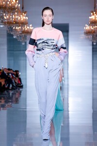 Balmain-RTW-SS19-Paris-9185-1538133158.thumb.jpg.51ab2f735d9d20a2d66598daad39cee4.jpg