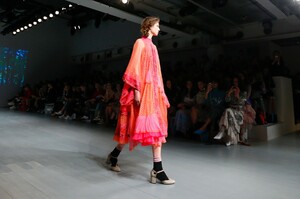 Bora-Aksu-RTW-SS19-London-11445-1536930902.thumb.jpg.9c1b14609861a21ff40aba2e6bdfb994.jpg