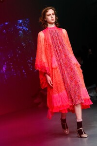 Bora-Aksu-RTW-SS19-London-30039-1536930901.thumb.jpg.c8f2146e8295d23377a1c517de3d5312.jpg