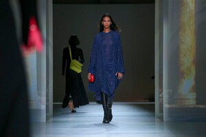Bottega-Veneta-RTW-FW20-Milan-1008-1582392733.thumb.jpg.35af7e4bdd3e4f0a6f0ca9220b7d7119.jpg