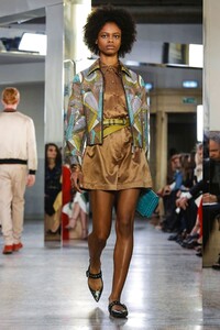 Bottega-Veneta-RTW-SS18-Milan-6125-1506160876.thumb.jpg.9b8d9e9b8b7cda180373b5779a42efbb.jpg