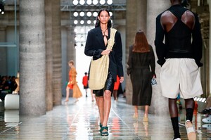 Bottega-Veneta-RTW-SS20-Milan-5494-1568920132.thumb.jpg.851d753fe165672cd1eead20ffb37a1e.jpg
